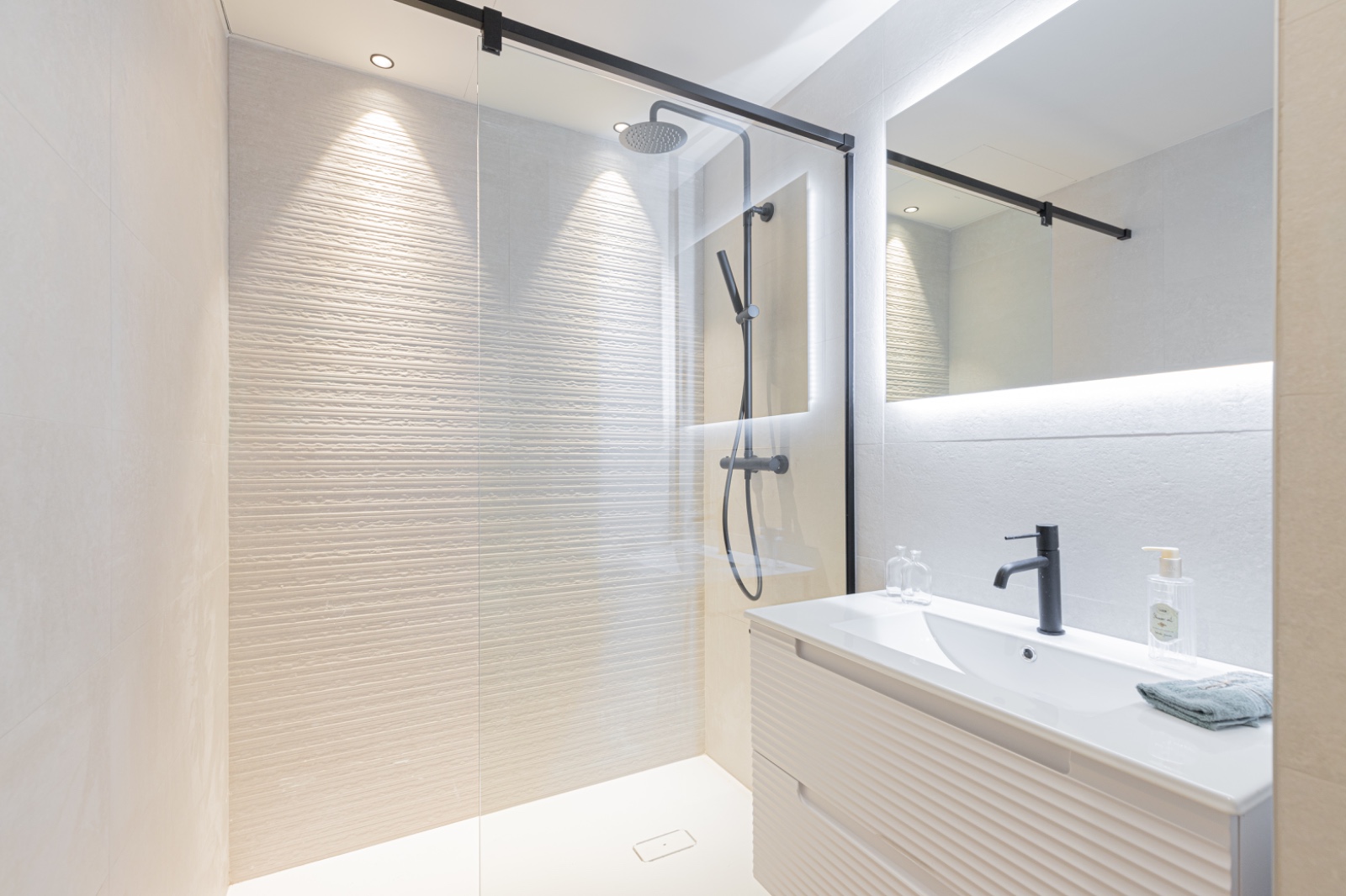 Loft-desarrollos-viviendas-rehabilitadas-con-diseño-pisos-en-España-proyectos-rocafort-3