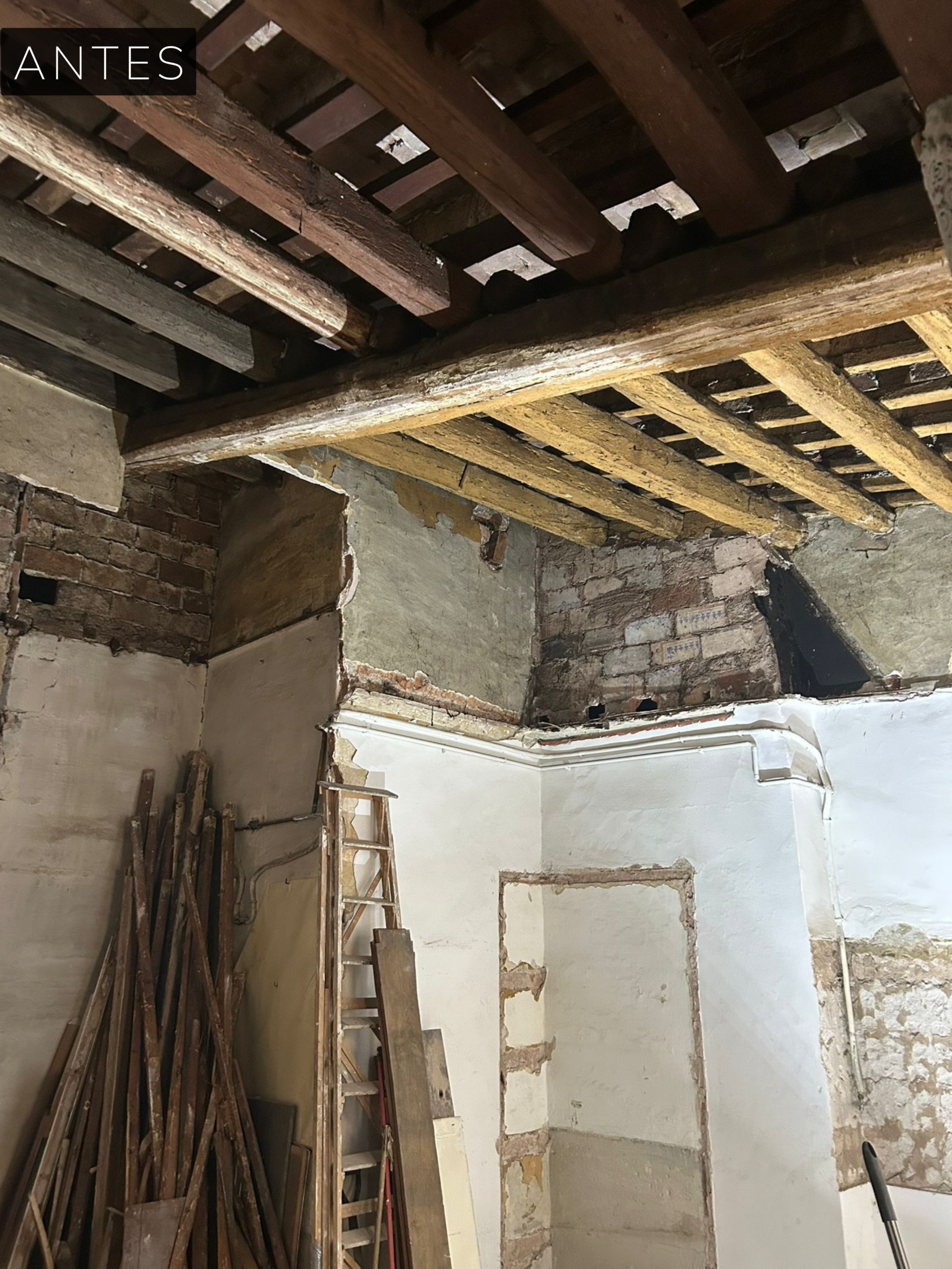 Loft-desarrollos-viviendas-rehabilitadas-con-diseño-pisos-en -España-rehabilitación-antes-hospital-1